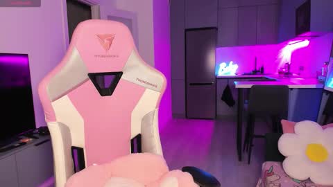 Snapshot of wowlovie666 chatting on 10-30-25, 04:08 Emi online show from 10-30-25, 04:08