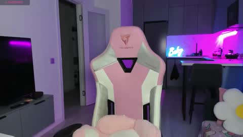 Snapshot of wowlovie666 chatting on 10-31-25, 04:08 Emi online show from 10-31-25, 04:08