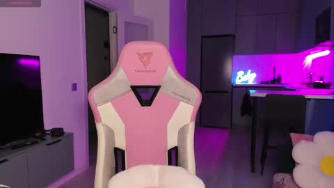 Snapshot of wowlovie666 chatting on 11-04-25, 05:01 Emi online show from 11-04-25, 05:01