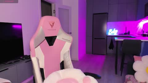 Snapshot of wowlovie666 chatting on 11-05-25, 05:13 Emi online show from 11-05-25, 05:13