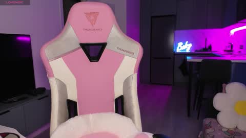 Snapshot of wowlovie666 chatting on 11-19-25, 04:29 Emi online show from 11-19-25, 04:29