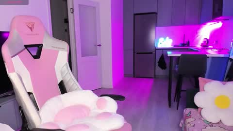 Snapshot of wowlovie666 chatting on 11-20-25, 04:07 Emi online show from 11-20-25, 04:07