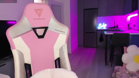 Snapshot of wowlovie666 chatting on 11-23-25, 05:02 Emi online show from 11-23-25, 05:02