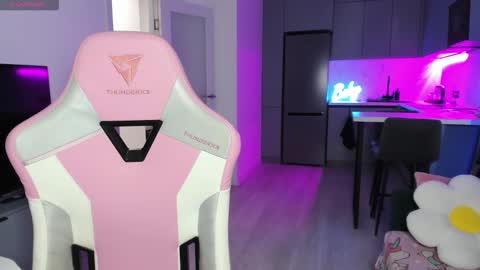 Snapshot of wowlovie666 chatting on 11-24-25, 06:07 Emi online show from 11-24-25, 06:07