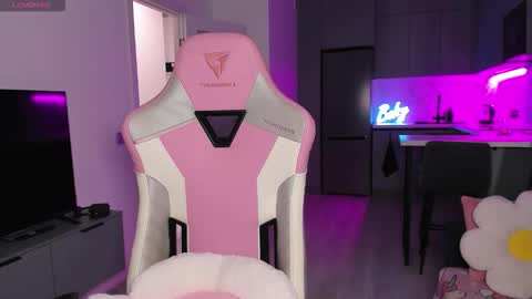 Snapshot of wowlovie666 chatting on 11-26-25, 04:08 Emi online show from 11-26-25, 04:08