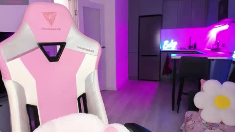 Snapshot of wowlovie666 chatting on 12-14-25, 04:12 Emi online show from 12-14-25, 04:12