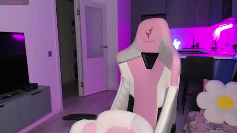 Snapshot of wowlovie666 chatting on 12-15-25, 04:11 Emi online show from 12-15-25, 04:11