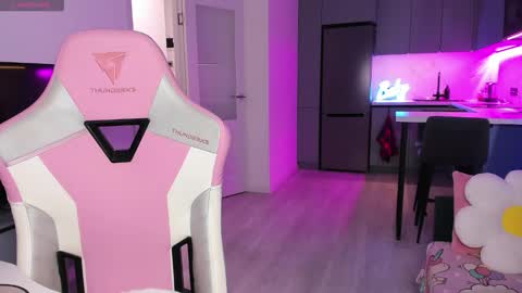 Snapshot of wowlovie666 chatting on 12-17-25, 04:02 Emi online show from 12-17-25, 04:02