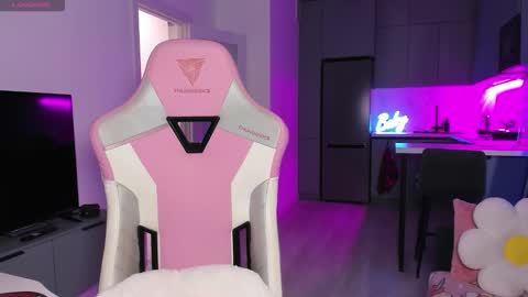 Snapshot of wowlovie666 chatting on 12-18-25, 04:02 Emi online show from 12-18-25, 04:02