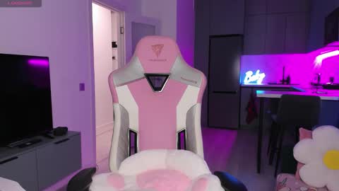 Snapshot of wowlovie666 chatting on 12-19-25, 04:03 Emi online show from 12-19-25, 04:03