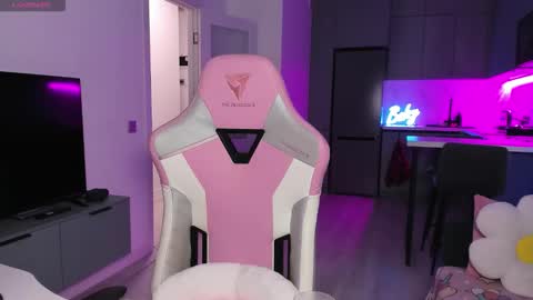 Snapshot of wowlovie666 chatting on 12-20-25, 04:03 Emi online show from 12-20-25, 04:03