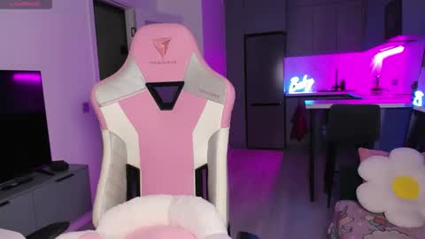 Snapshot of wowlovie666 chatting on 12-22-25, 04:04 Emi online show from 12-22-25, 04:04