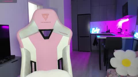 Snapshot of wowlovie666 chatting on 01-06-26, 05:05 Emi online show from 01-06-26, 05:05