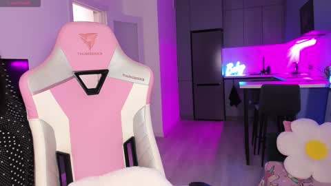 Snapshot of wowlovie666 chatting on 01-07-26, 06:10 Emi online show from 01-07-26, 06:10