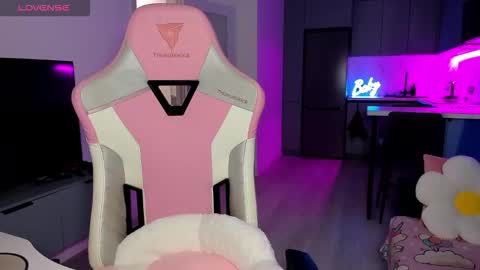 Snapshot of wowlovie666 chatting on 01-12-26, 06:02 Emi online show from 01-12-26, 06:02