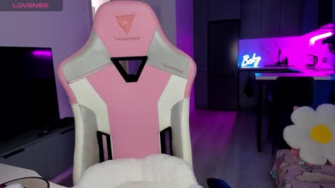 Snapshot of wowlovie666 chatting on 02-02-26, 06:06 Emi online show from 02-02-26, 06:06