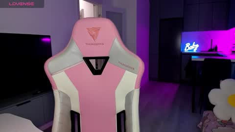 Snapshot of wowlovie666 chatting on 02-10-26, 05:11 Emi online show from 02-10-26, 05:11