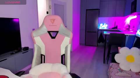 Snapshot of wowlovie666 chatting on 02-11-26, 04:06 Emi online show from 02-11-26, 04:06