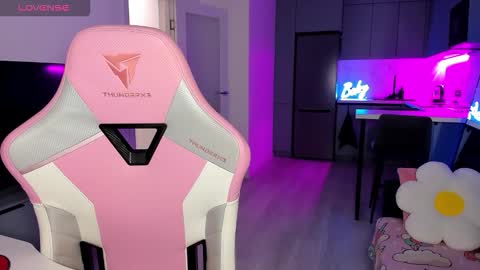 Snapshot of wowlovie666 chatting on 02-12-26, 04:07 Emi online show from 02-12-26, 04:07