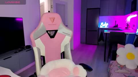 Snapshot of wowlovie666 chatting on 02-13-26, 04:08 Emi online show from 02-13-26, 04:08