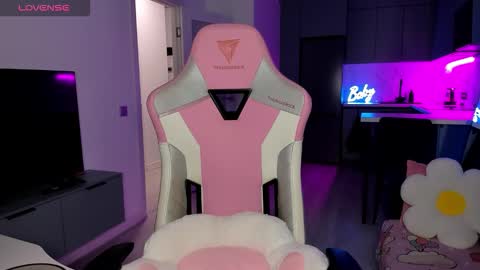 Snapshot of wowlovie666 chatting on 02-14-26, 04:09 Emi online show from 02-14-26, 04:09