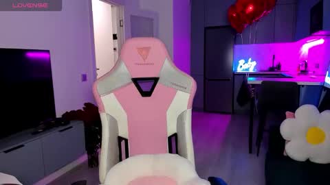 Snapshot of wowlovie666 chatting on 02-18-26, 04:08 Emi online show from 02-18-26, 04:08