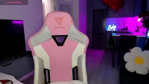 Snapshot of wowlovie666 chatting on 02-21-26, 04:13 Emi online show from 02-21-26, 04:13