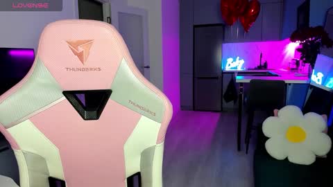 Snapshot of wowlovie666 chatting on 02-22-26, 04:02 Emi online show from 02-22-26, 04:02