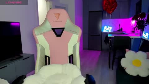 Snapshot of wowlovie666 chatting on 02-24-26, 04:10 Emi online show from 02-24-26, 04:10