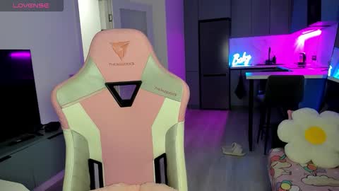 Snapshot of wowlovie666 chatting on 03-09-26, 04:05 Emi online show from 03-09-26, 04:05