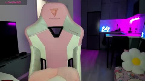 Snapshot of wowlovie666 chatting on 03-10-26, 04:06 Emi online show from 03-10-26, 04:06