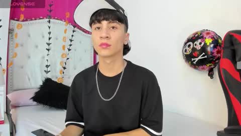 Snapshot of xaandergrey chatting on 10-17-25, 07:38 xaanderGrey online show from 10-17-25, 07:38