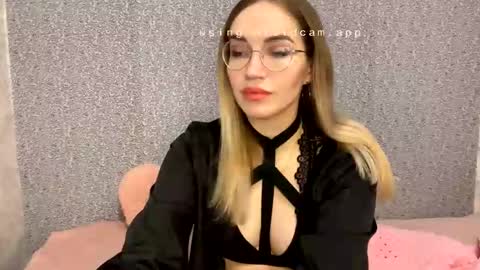 Snapshot of xelindria chatting on 12-20-25, 01:34 Helen online show from 12-20-25, 01:34