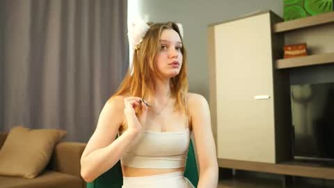 Luna and Lina online show from 11-18-25, 05:01