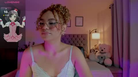 Snapshot of ximena_sotto1 chatting on 04-28-26, 02:27 camila online show from 04-28-26, 02:27