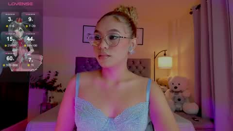 Snapshot of ximena_sotto1 chatting on 05-15-26, 09:44 camila online show from 05-15-26, 09:44