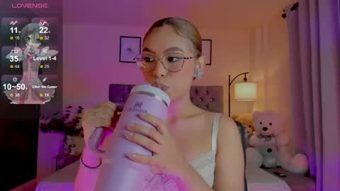 Snapshot of ximena_sotto1 chatting on 05-21-26, 08:38 camila online show from 05-21-26, 08:38