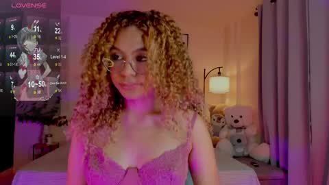 Snapshot of ximena_sotto1 chatting on 05-27-26, 01:57 camila online show from 05-27-26, 01:57