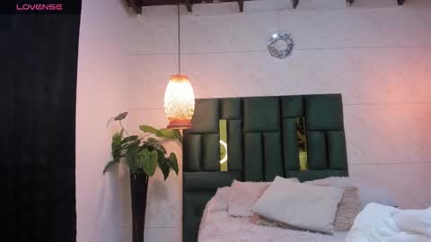 Snapshot of ximenawilliamss chatting on 12-19-25, 11:17 ximena online show from 12-19-25, 11:17