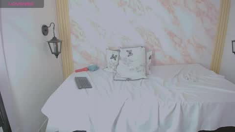 Snapshot of xiomy_fox chatting on 04-22-26, 04:08 XiomyFox online show from 04-22-26, 04:08