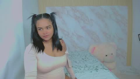 Snapshot of xiomy_fox chatting on 05-18-26, 11:05 XiomyFox online show from 05-18-26, 11:05