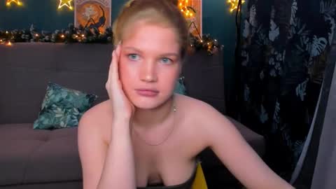 Snapshot of xloe_queen chatting on 12-19-24, 05:08 Chloe online show from 12-19-24, 05:08