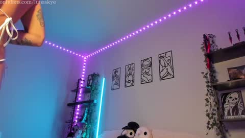 Snapshot of xlunaskye chatting on 01-06-26, 09:02 online show from 01-06-26, 09:02