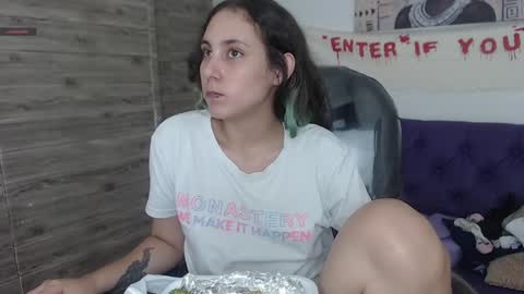 Snapshot of xlunna chatting on 12-17-24, 07:04 lunna online show from 12-17-24, 07:04