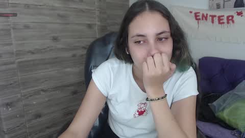 Snapshot of xlunna chatting on 12-19-24, 03:08 lunna online show from 12-19-24, 03:08