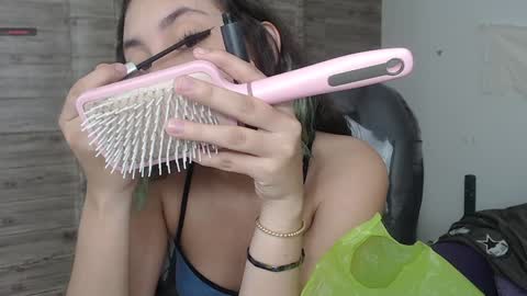 Snapshot of xlunna chatting on 12-21-24, 11:45 lunna online show from 12-21-24, 11:45
