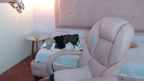 Snapshot of xlunna chatting on 01-25-25, 12:06 lunna online show from 01-25-25, 12:06