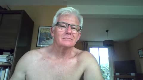 Snapshot of xmaeg3 chatting on 10-08-25, 09:40 xmaeg3 online show from 10-08-25, 09:40