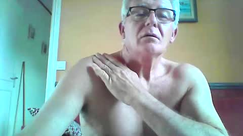 Snapshot of xmaeg3 chatting on 11-06-25, 09:32 xmaeg3 online show from 11-06-25, 09:32