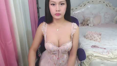 Snapshot of xsexyninedollx chatting on 06-13-26, 05:38 Cleo de nile online show from 06-13-26, 05:38